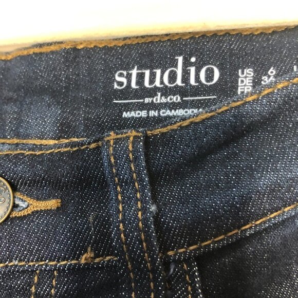 STUDIO by D & Co. Distressed Five Pocket Straight Leg Jeans 6 - Picture 3 of 10
